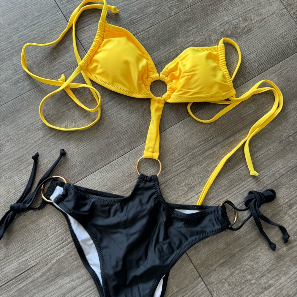 BUNDLE 2 ITEMS FOR $8✨

AMAZON one piece swimming 💛 - Picture 7 of 8